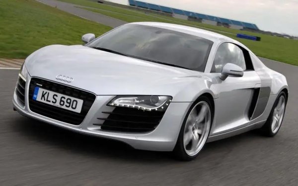 Подобно на оригиналния TT, Audi взима концептуален автомобил и го превръща в серийно превозно средство. Произходът на R8 представлява концепция на Le Mans, като окончателната визия е малко променена. Драматичният му дизайн тласна Audi да се конкурира с Porsche 911 за титлата „най-практичен суперавтомобил“.
R8 V10 споделя своя двигател с Lamborghini Gallardo и Huracan. През 2015 г. Audi предложи изцяло електрическа версия R8 e-tron, но от нея бяха произведени по-малко от 100 броя.
